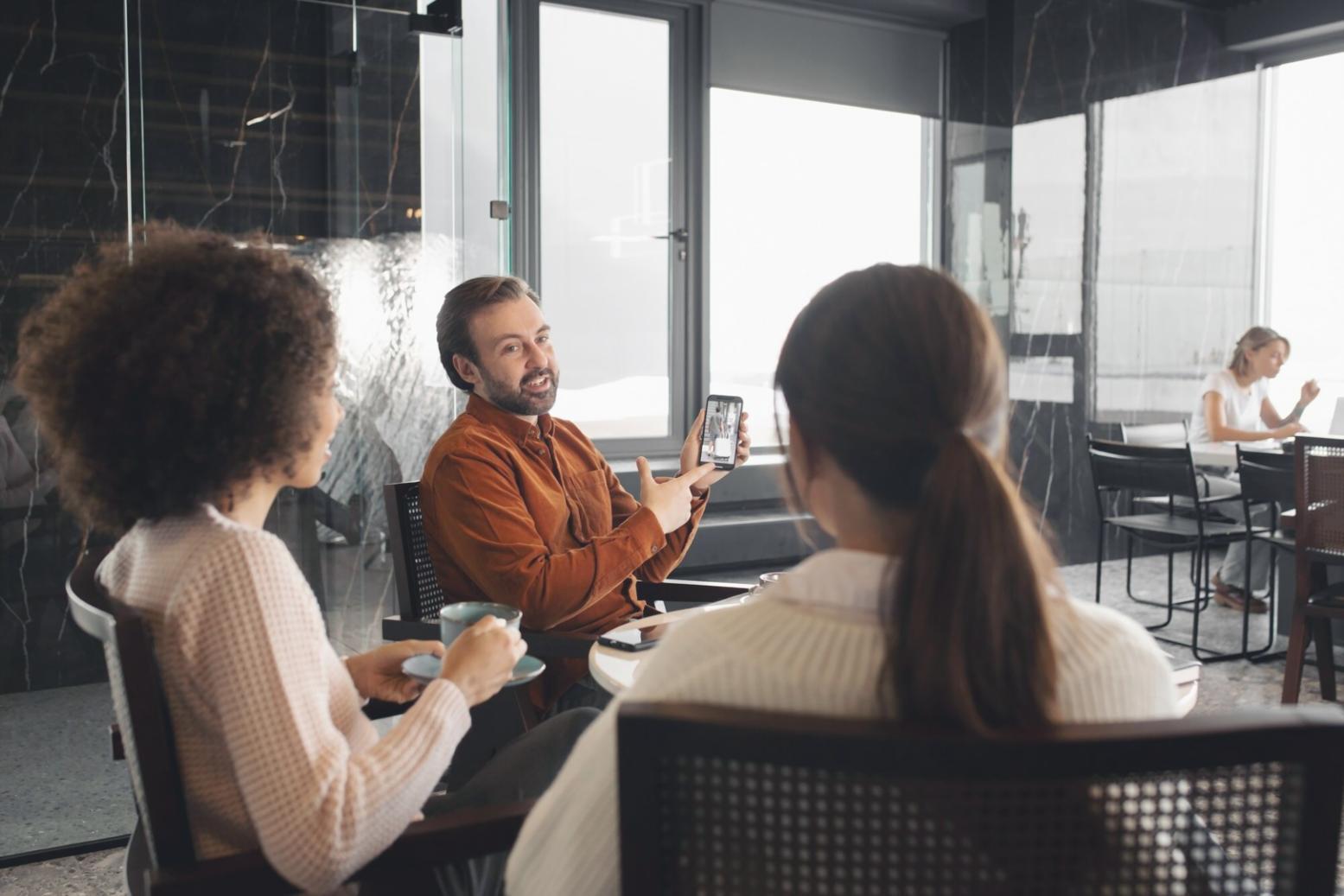 sarolynthivex Team bei der Arbeit an innovativen Finanzlösungen